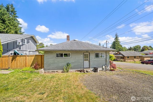 829 Jackson Avenue, Raymond, WA 98577