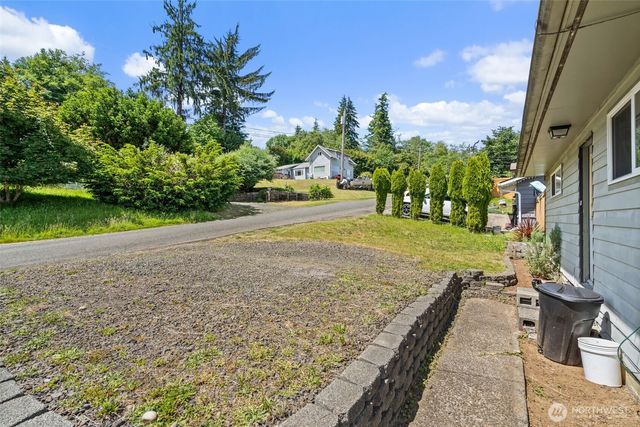 829 Jackson Avenue, Raymond, WA 98577