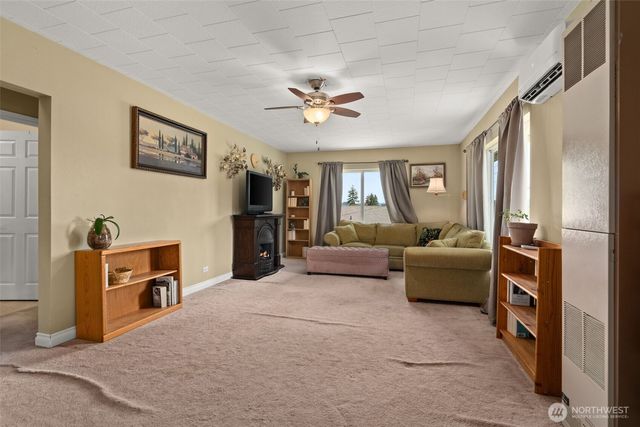 829 Jackson Avenue, Raymond, WA 98577