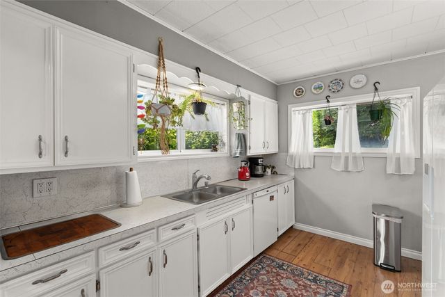 829 Jackson Avenue, Raymond, WA 98577