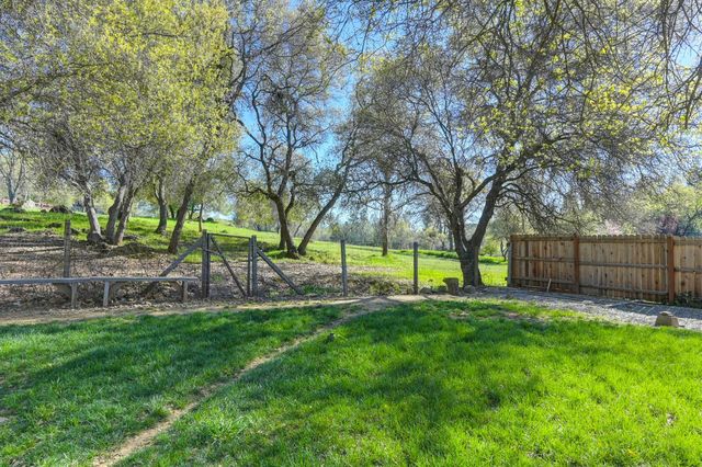 1626 American River Trl, Cool, CA 95614