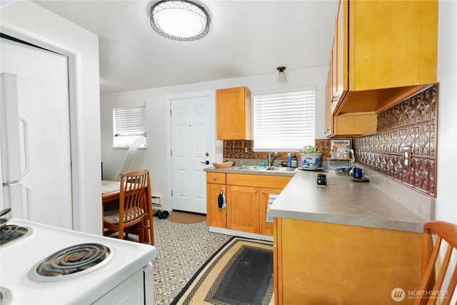 3572 -3574 E F Street, Tacoma, WA 98404