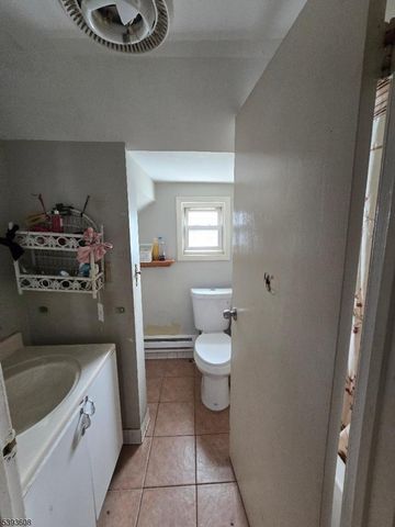 32 Trinity St, Newton Town, NJ 07860