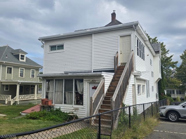 32 Trinity St, Newton Town, NJ 07860