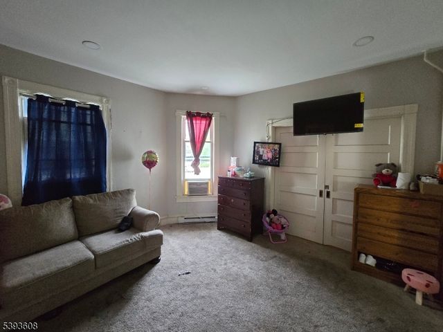 32 Trinity St, Newton Town, NJ 07860