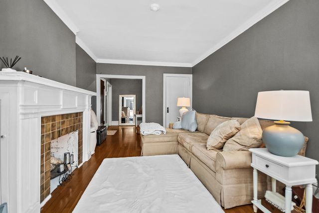 212 N Oak Park Avenue 2EE, Oak Park, IL 60302