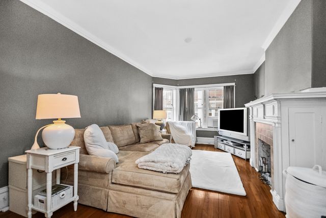 212 N Oak Park Avenue 2EE, Oak Park, IL 60302