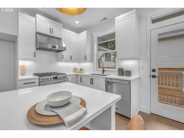 6491 Se RAMONA St A, Portland, OR 97206