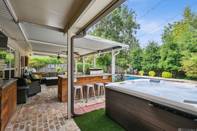 39 Stonebridge Court, Mandeville, LA 70448