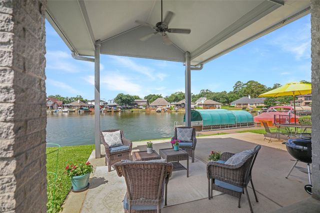 13673 Lakeside Place Drive, Willis, TX 77318