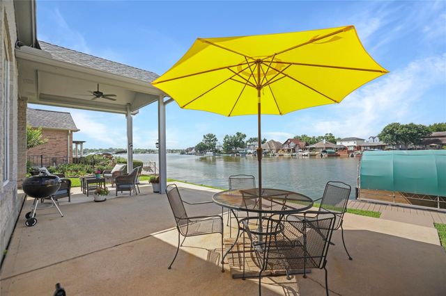 13673 Lakeside Place Drive, Willis, TX 77318