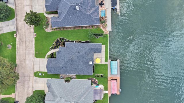 13673 Lakeside Place Drive, Willis, TX 77318