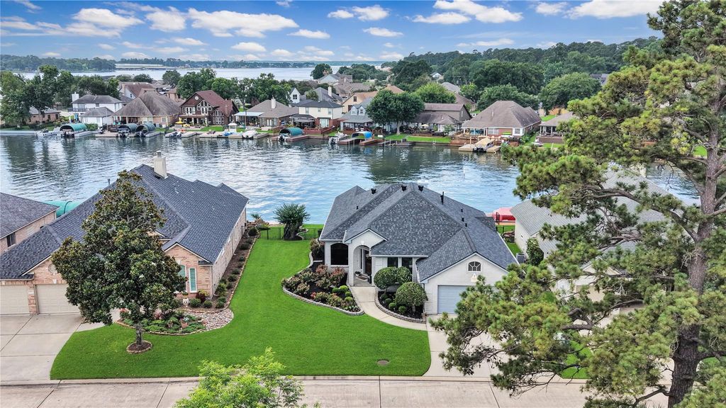 13673 Lakeside Place Drive, Willis, TX 77318
