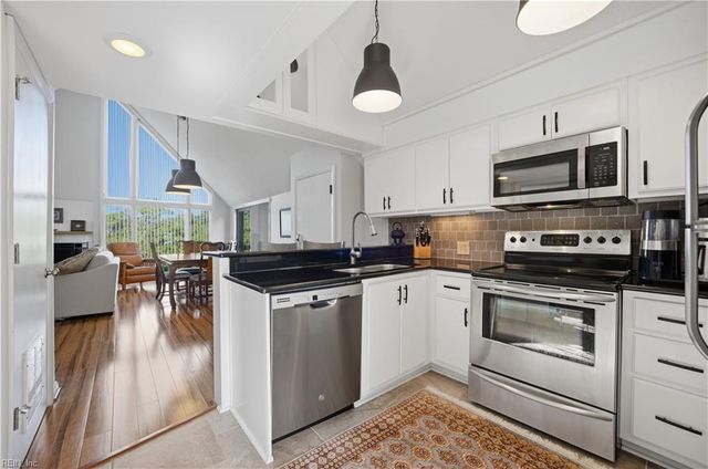 696 Mowbray Arch Apt 560, Norfolk, VA 23507