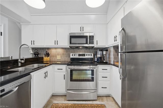 696 Mowbray Arch Apt 560, Norfolk, VA 23507