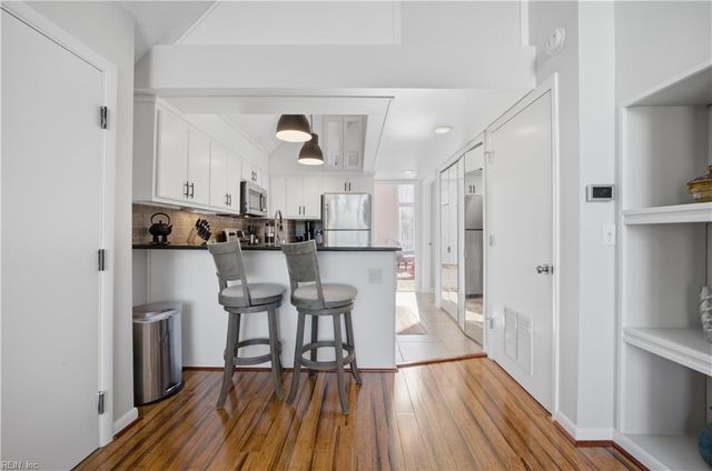 696 Mowbray Arch Apt 560, Norfolk, VA 23507