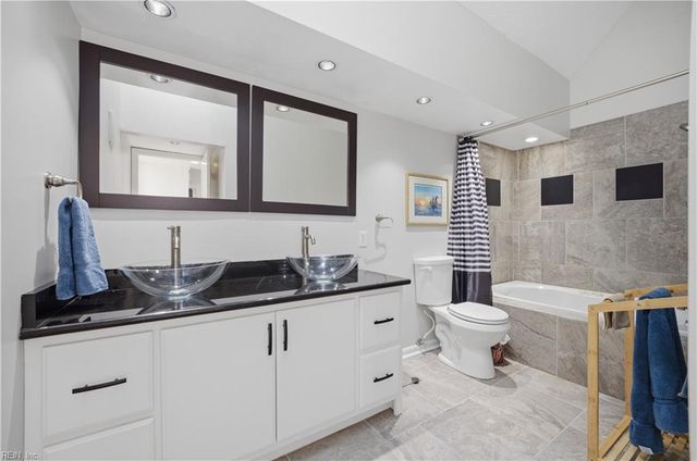 696 Mowbray Arch Apt 560, Norfolk, VA 23507