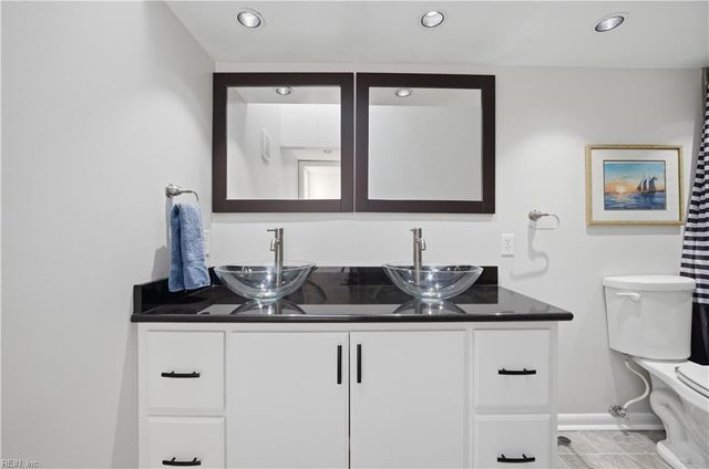 696 Mowbray Arch Apt 560, Norfolk, VA 23507