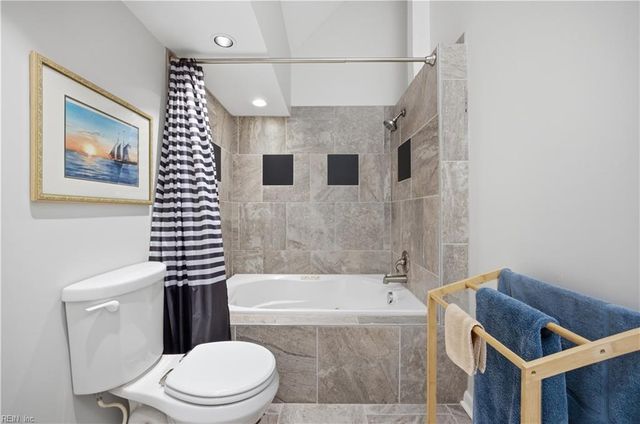 696 Mowbray Arch Apt 560, Norfolk, VA 23507