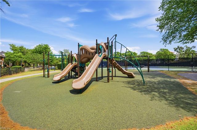 696 Mowbray Arch Apt 560, Norfolk, VA 23507