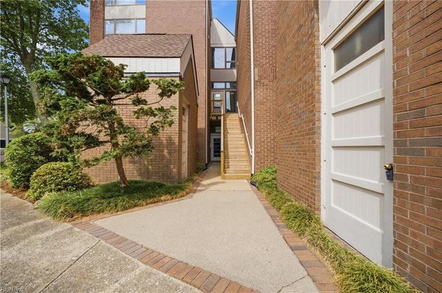 696 Mowbray Arch Apt 560, Norfolk, VA 23507