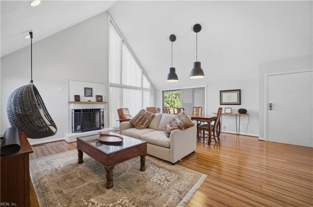 696 Mowbray Arch Apt 560, Norfolk, VA 23507