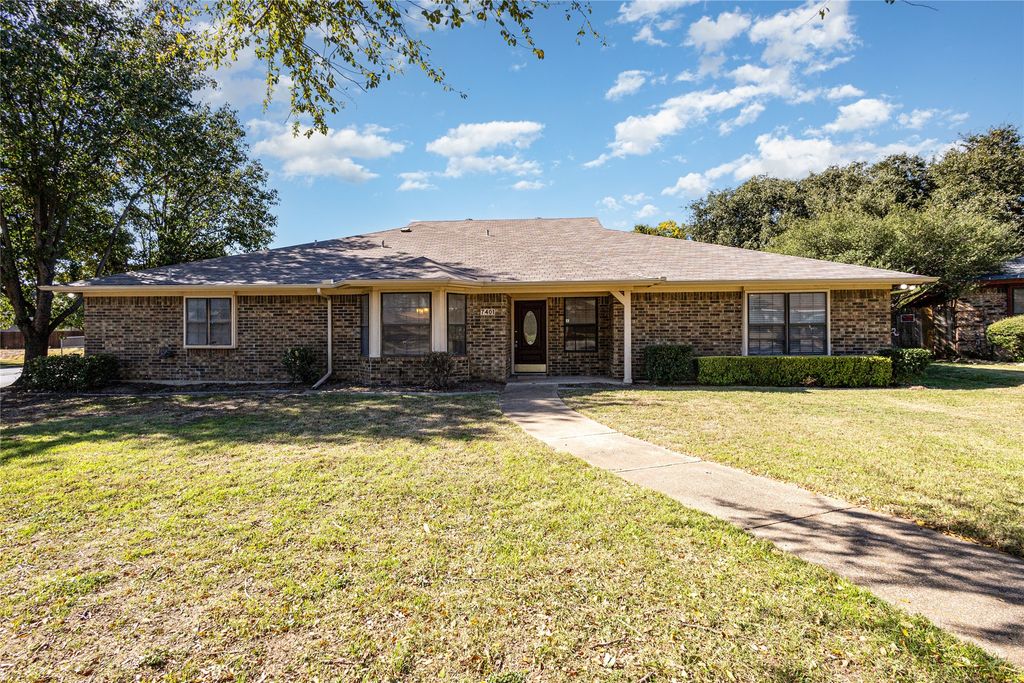 7401 Windcrest Court N, North Richland Hills, TX 76182