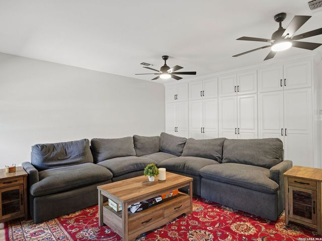 327 Deer Creek Dr, Boerne, TX 78006