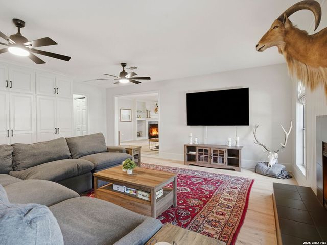 327 Deer Creek Dr, Boerne, TX 78006