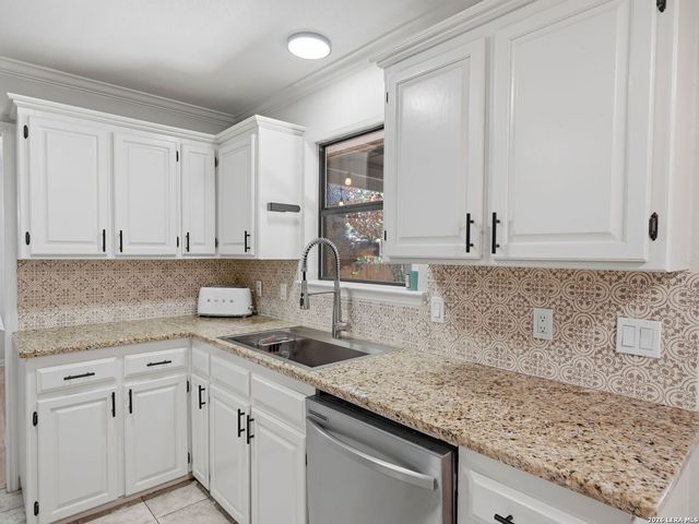 327 Deer Creek Dr, Boerne, TX 78006