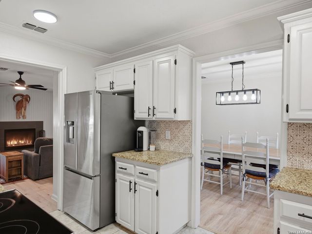 327 Deer Creek Dr, Boerne, TX 78006