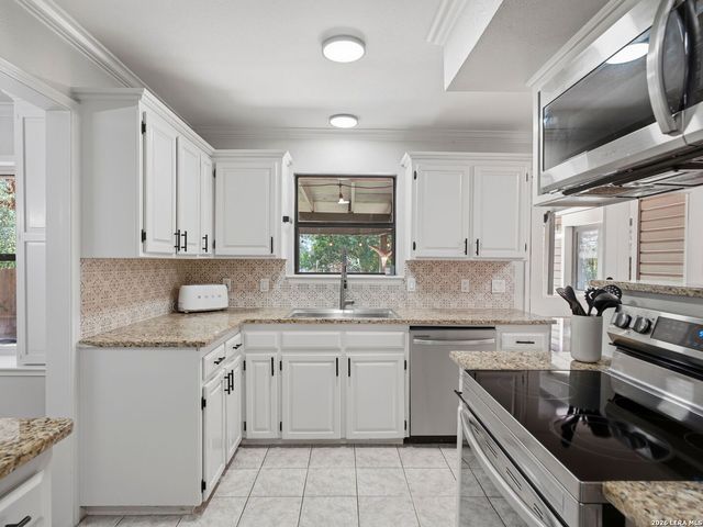 327 Deer Creek Dr, Boerne, TX 78006