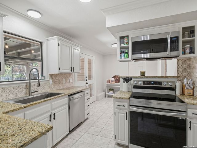 327 Deer Creek Dr, Boerne, TX 78006