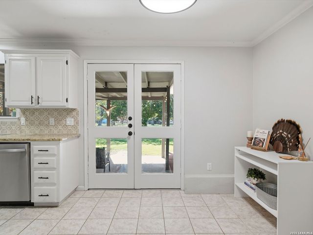 327 Deer Creek Dr, Boerne, TX 78006