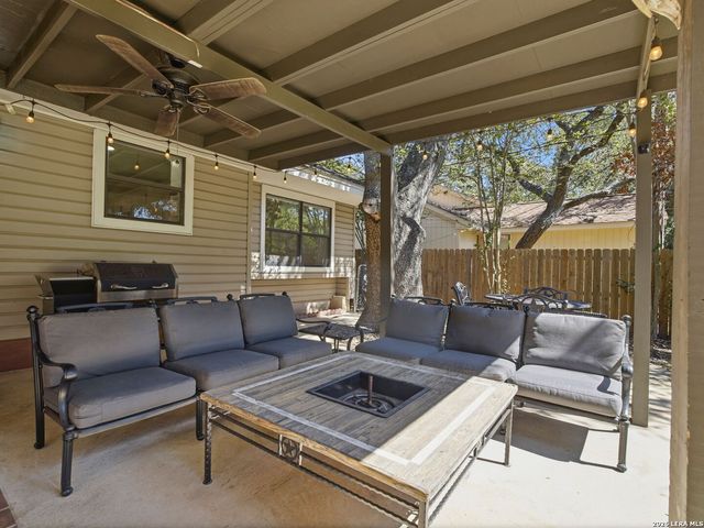 327 Deer Creek Dr, Boerne, TX 78006
