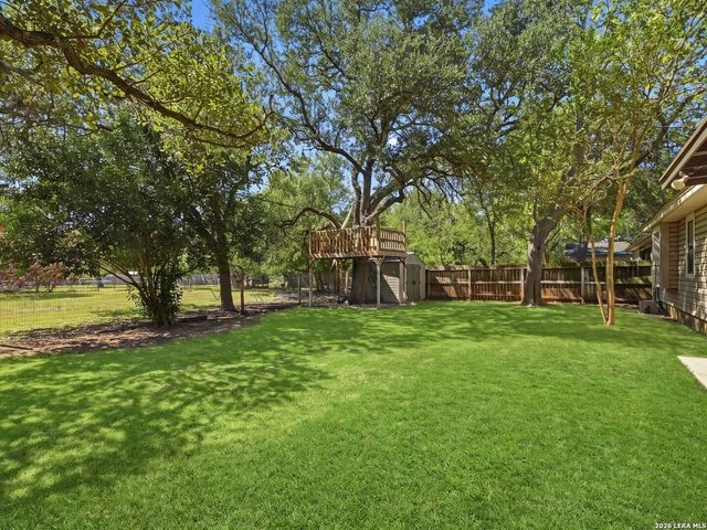 327 Deer Creek Dr, Boerne, TX 78006