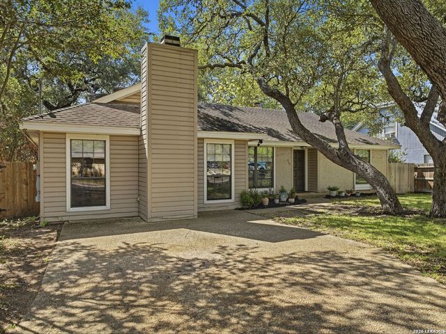 327 Deer Creek Dr, Boerne, TX 78006