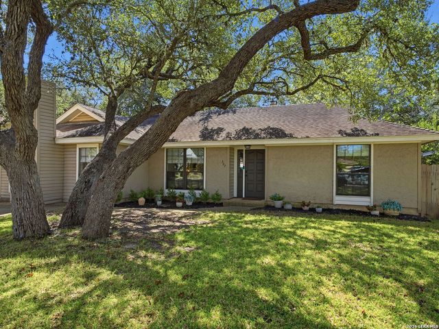 327 Deer Creek Dr, Boerne, TX 78006