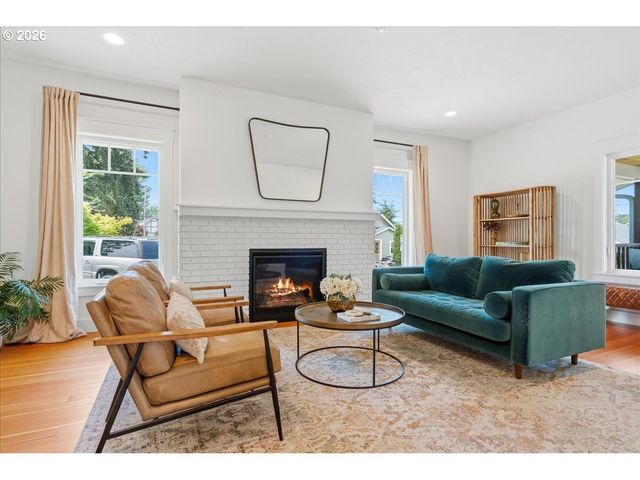810 CHADWICK St, Silverton, OR 97381