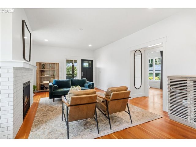 810 CHADWICK St, Silverton, OR 97381