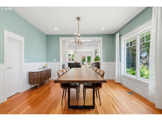 810 CHADWICK St, Silverton, OR 97381