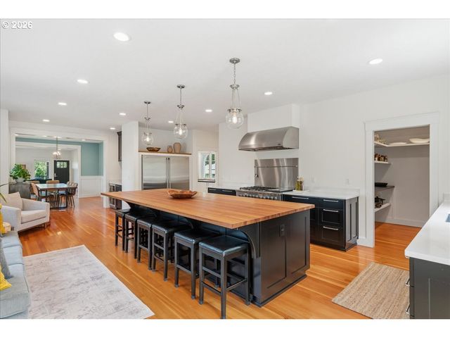 810 CHADWICK St, Silverton, OR 97381