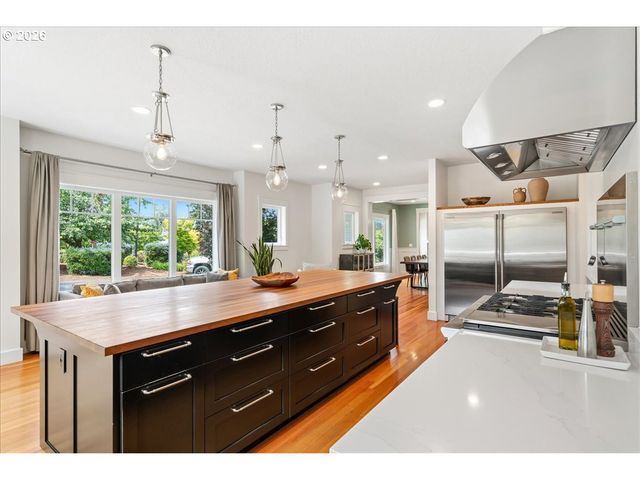 810 CHADWICK St, Silverton, OR 97381