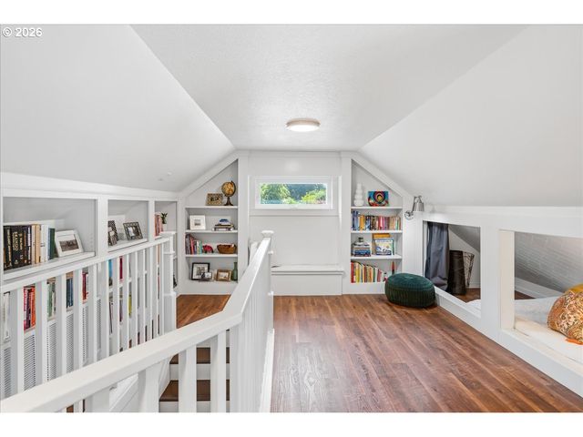 810 CHADWICK St, Silverton, OR 97381