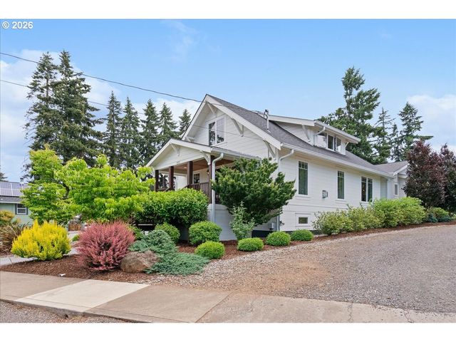 810 CHADWICK St, Silverton, OR 97381