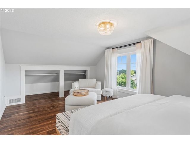 810 CHADWICK St, Silverton, OR 97381