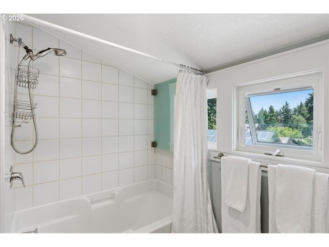 810 CHADWICK St, Silverton, OR 97381