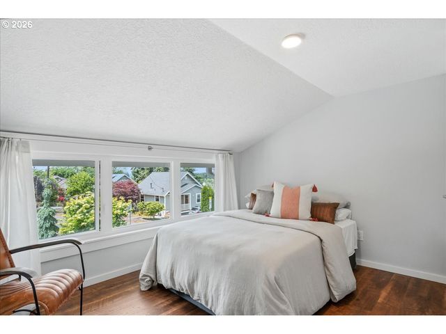810 CHADWICK St, Silverton, OR 97381