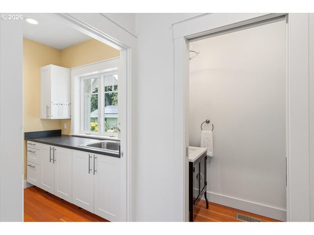 810 CHADWICK St, Silverton, OR 97381