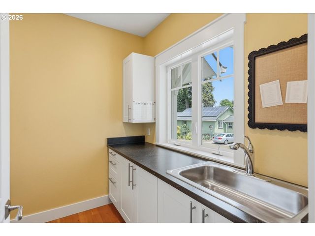 810 CHADWICK St, Silverton, OR 97381